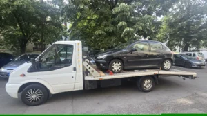 Fekete Peugeot 206 a mentőautó platóján, Gödöllő