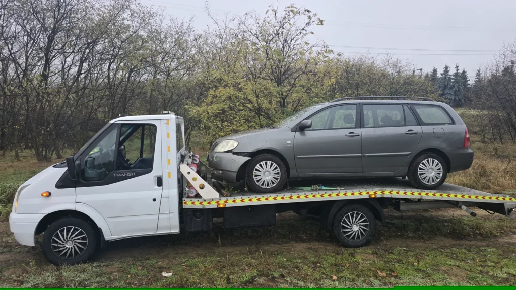 Szürke kombi személyautó a platós mentőautón, miután csörlővel kihúztuk a bokrok közül