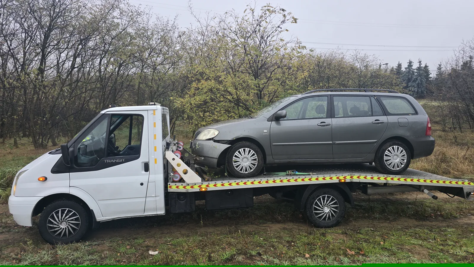 Bokrok közé csúszott autó: csörlővel húztuk ki, daru nélkül
